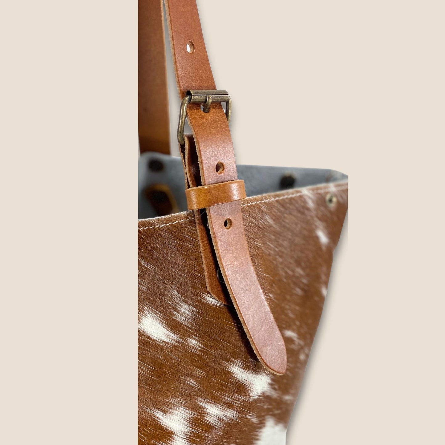 Détail boucle Zamak finition laiton et fermeture pression – cabas cuir artisanal Labossa Atelier