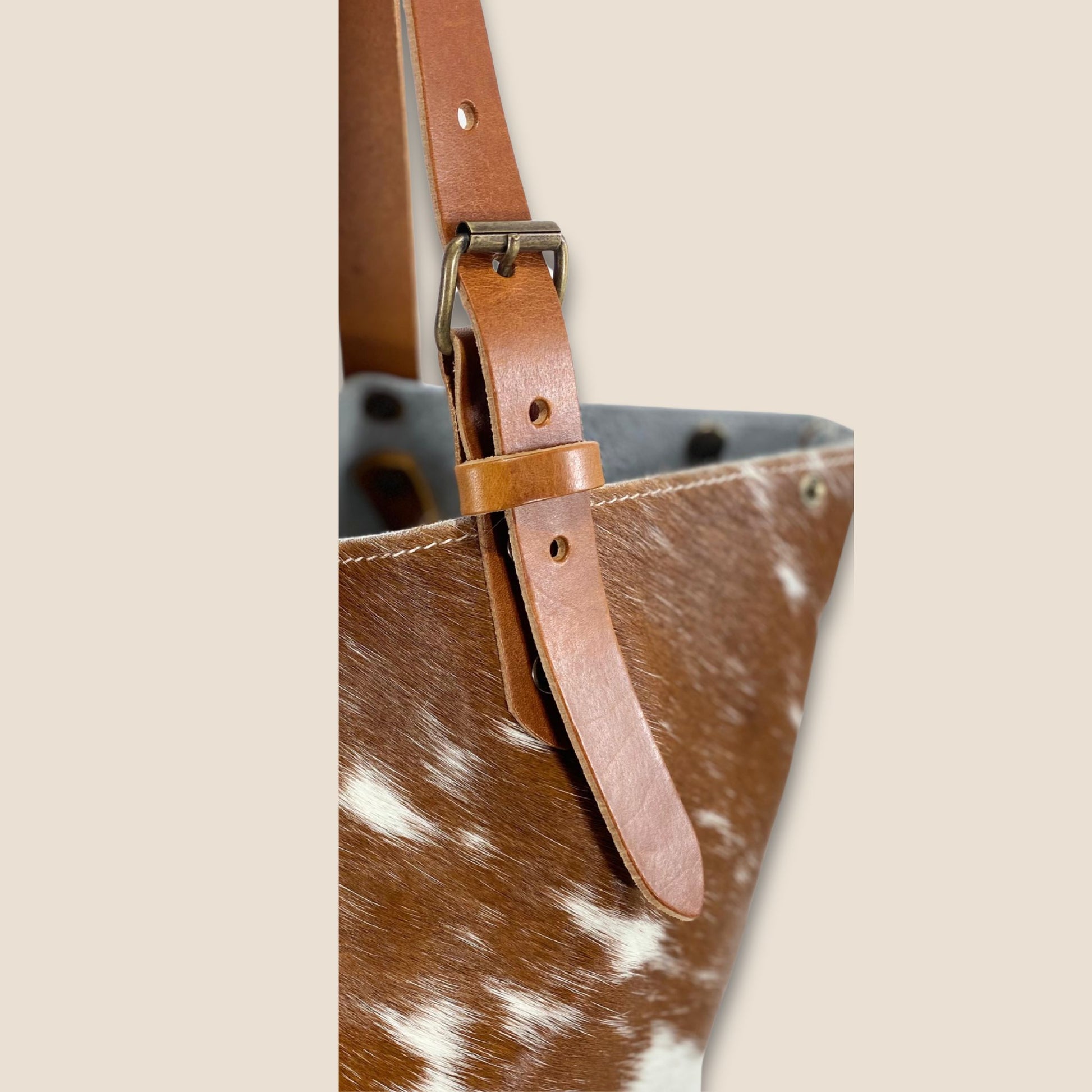 Détail boucle Zamak finition laiton et fermeture pression – cabas cuir artisanal Labossa Atelier