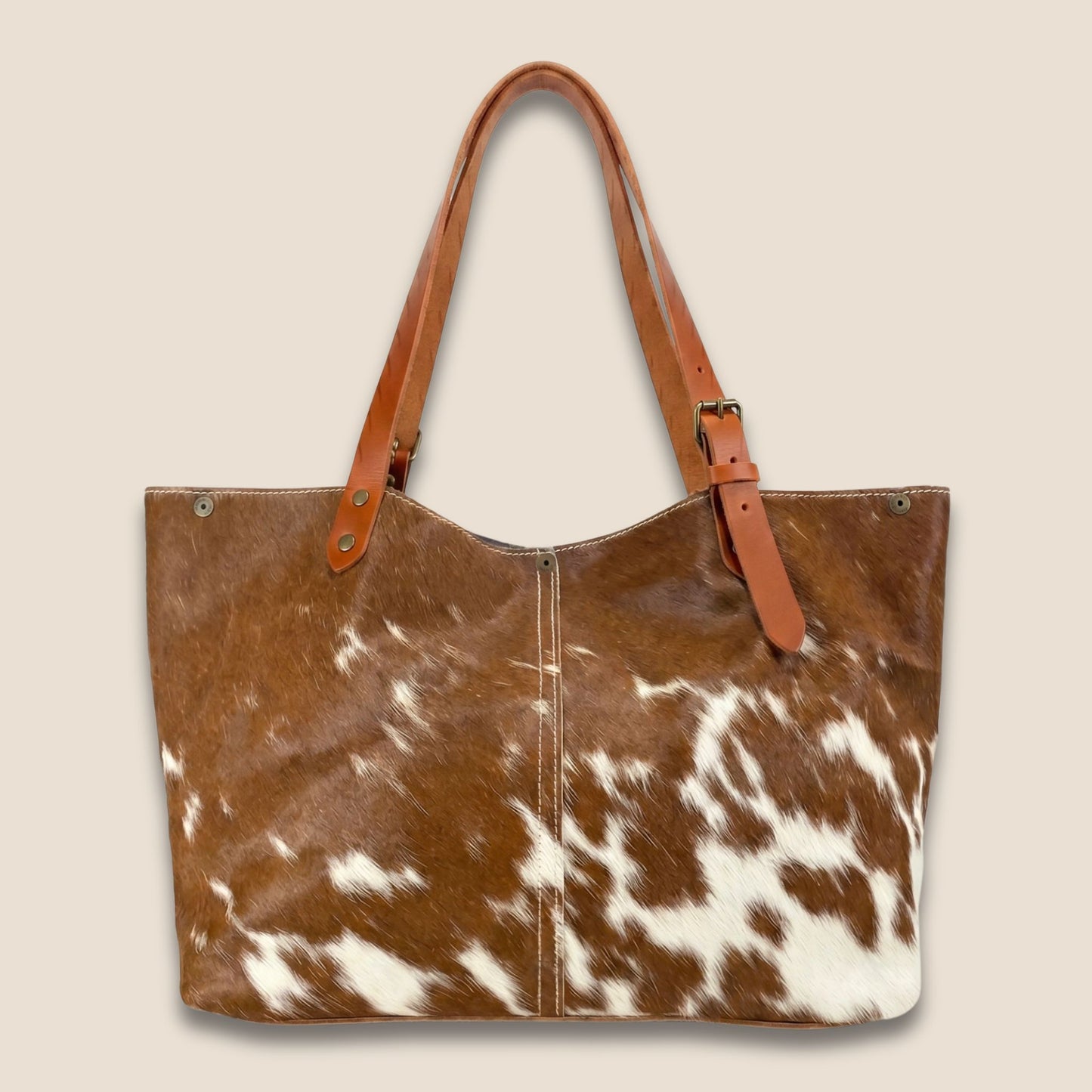 Cabas artisanal peau de vache Montbéliarde – dos, lanieres cuir box cognac réglables – Labossa Atelier