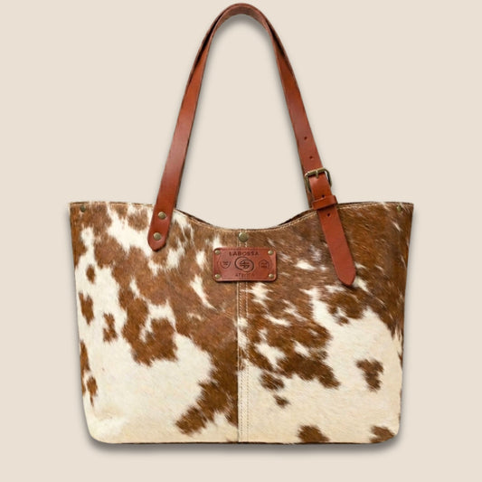 Cabas peau de vache Montbéliarde N°13/133 – vue de face, marron clair et blanc naturels – Labossa Atelier