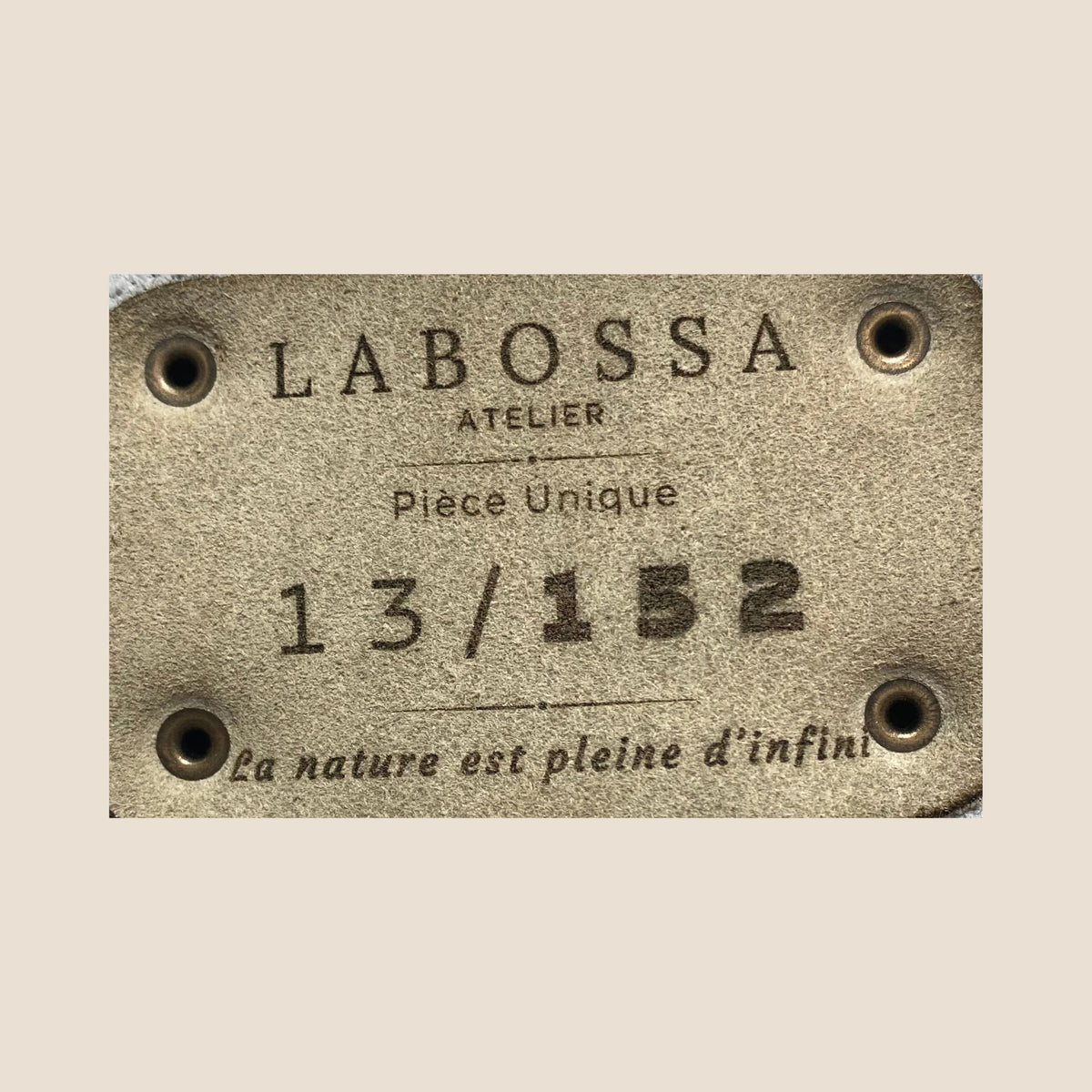 Gros plan sur le patch intérieur du cabas en peau de vache Salers #13/152