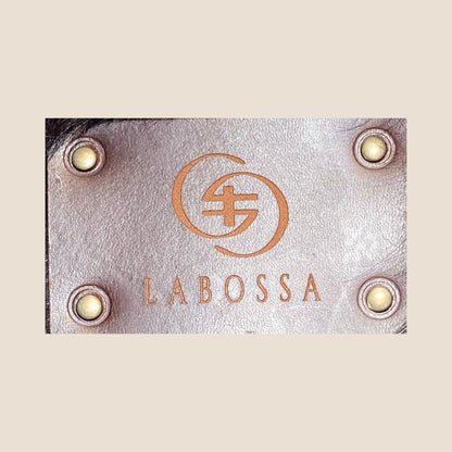 Patch extérieur en cuir du cabas Salers #27/160, gravé du logo Labossa et fixé par quatre rivets.