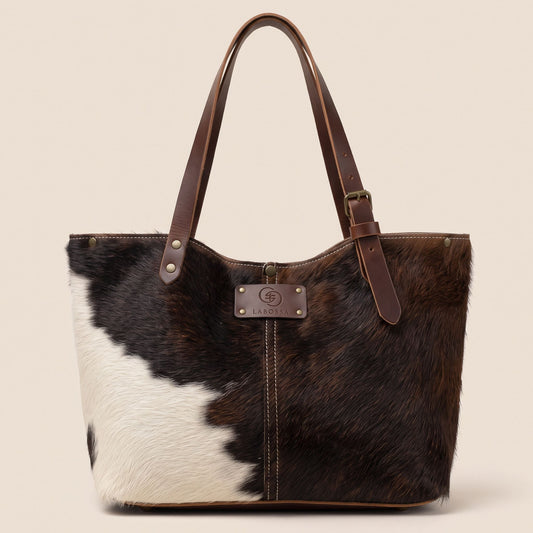 Cabas Salers #27/160 en peau de vache brun profond et blanc, avec lanières en cuir marron et patch Labossa.