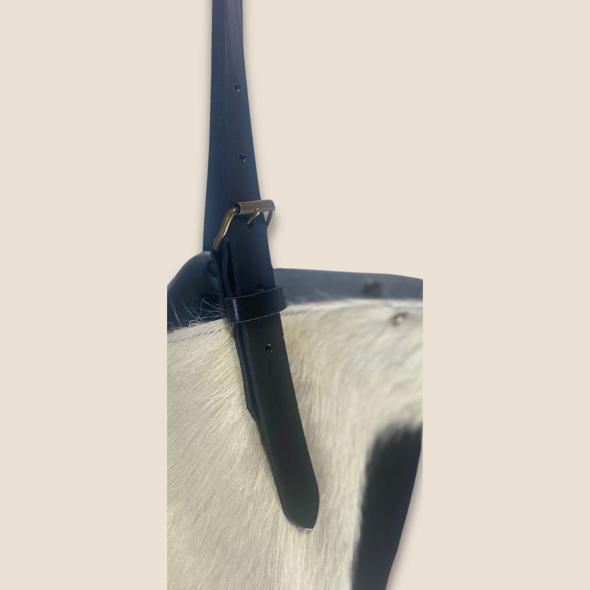 Cabas Holstein #27/158, détail d’une lanière en cuir noir