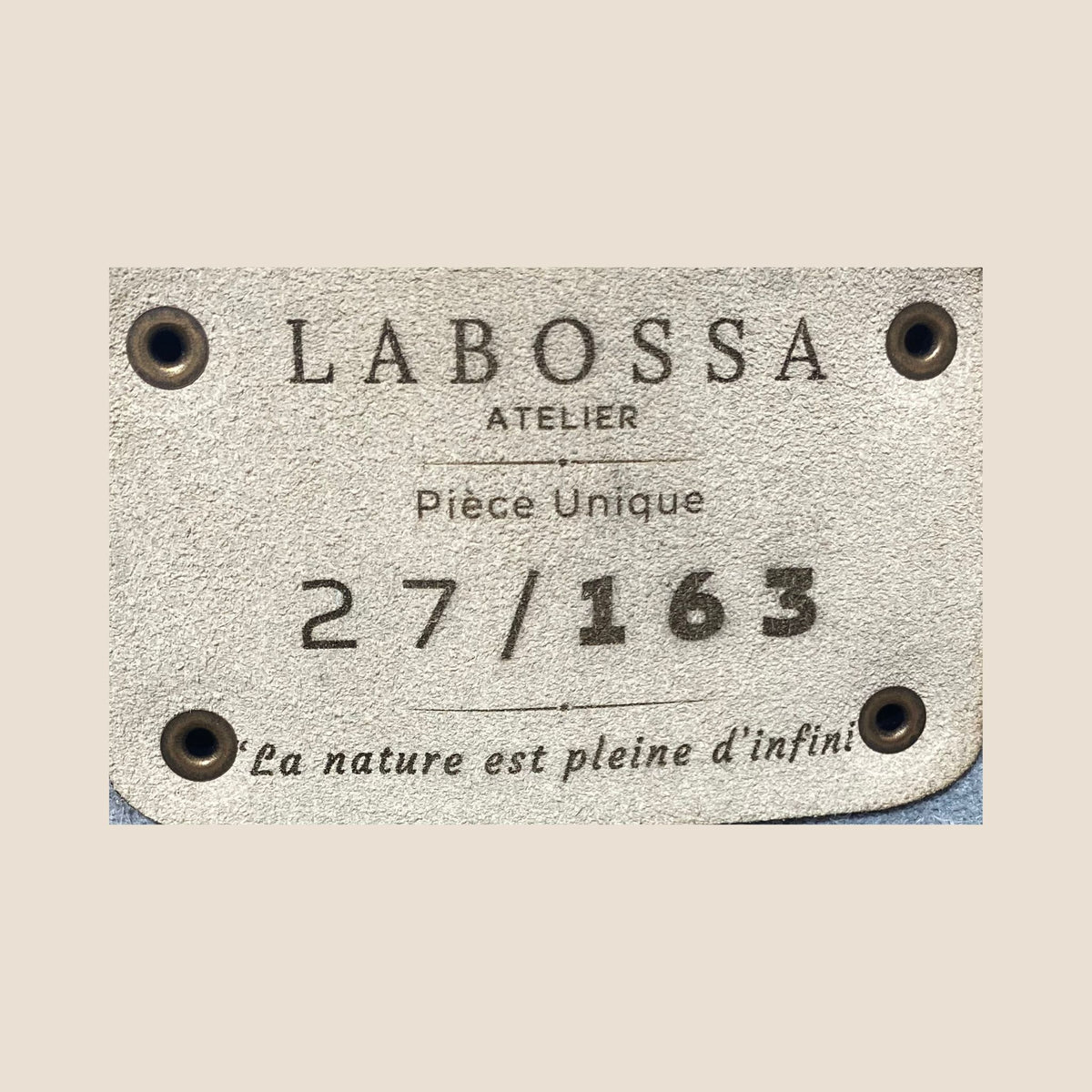 Étiquette intérieure Labossa Atelier gravée « Pièce Unique 27/163 » et « La nature est pleine d’infini ».