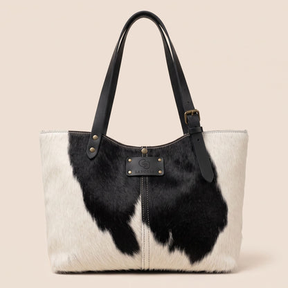 Cabas en peau de vache Holstein #27/163 vu de face, robe noire et blanche, anses et patch Labossa en cuir noir.