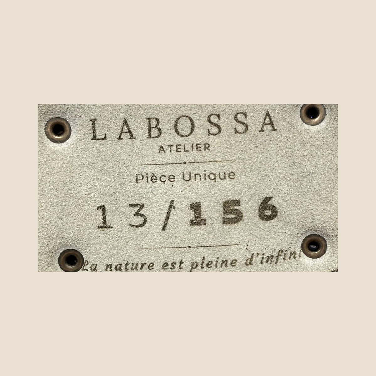 Cabas en peau de vache Montbéliarde #13/156, gros plan patch intérieur pièce unique