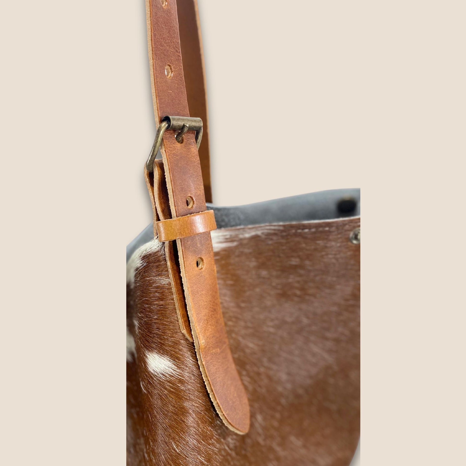 Lanière réglable du cabas Montbéliarde N°13/132 – cuir box teinté cognac, boucle zamak laiton