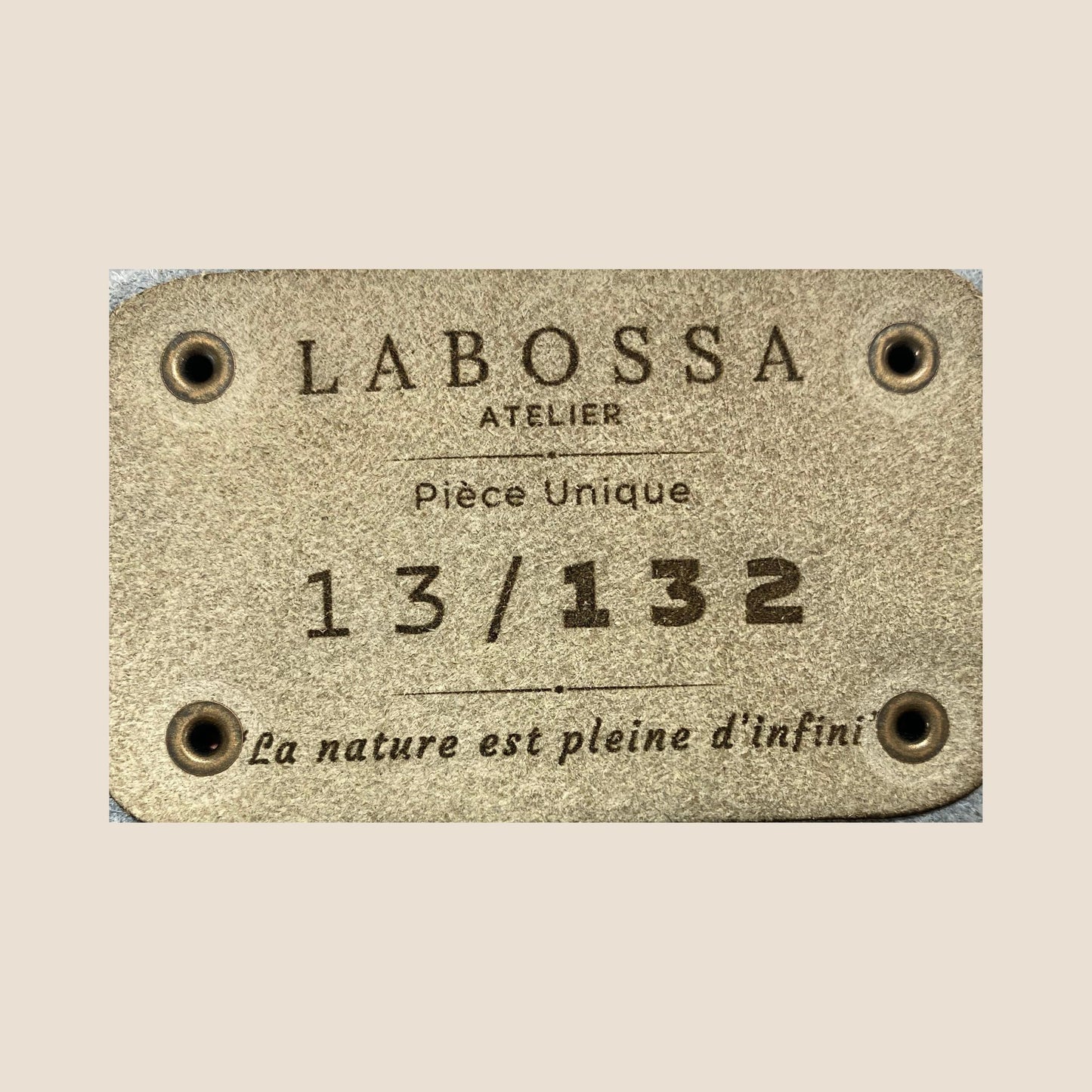Patch intérieur du cabas Montbéliarde N°13/132 – numérotation gravée 13/132, édition limitée
