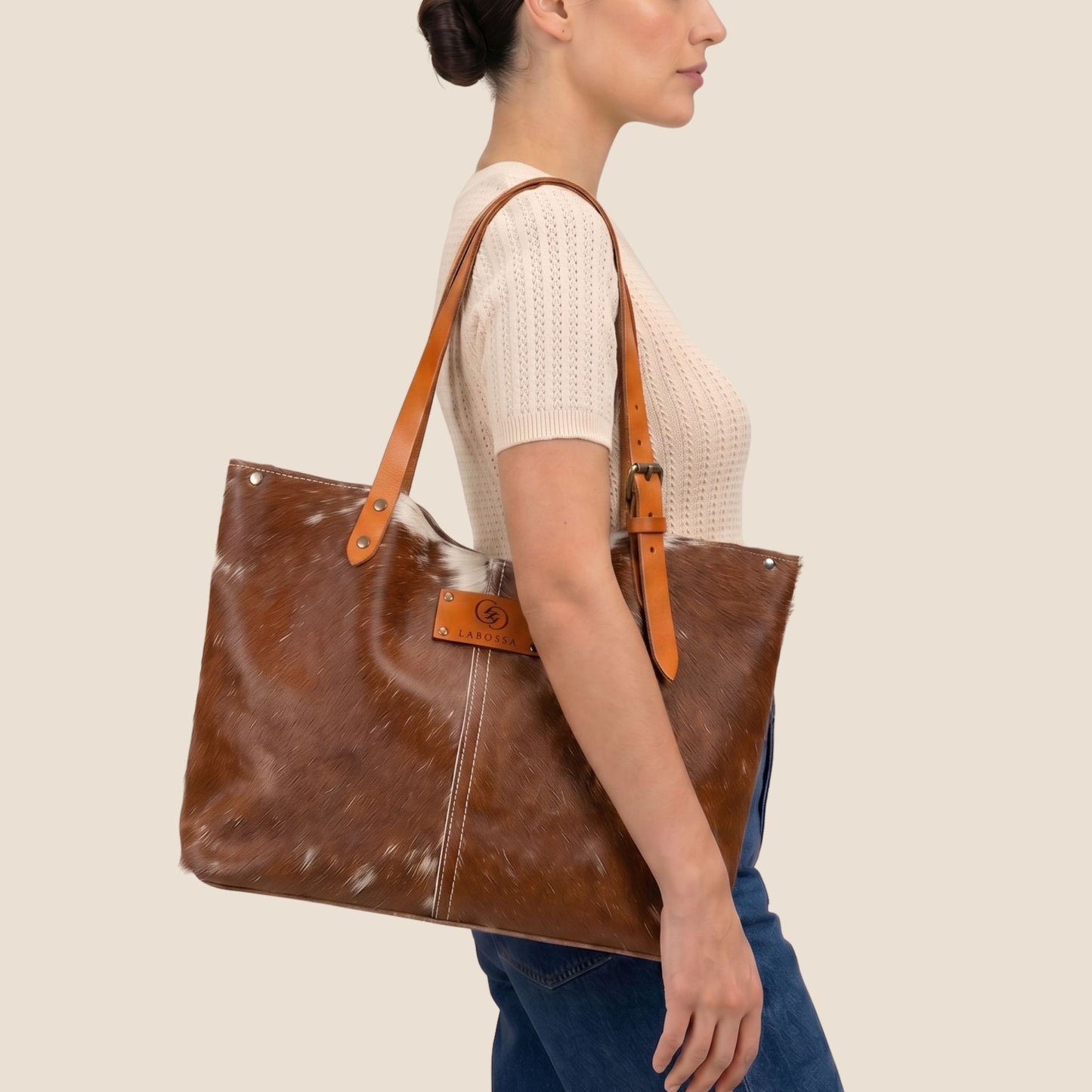 Cabas peau de vache Montbéliarde N°13/132 porté par un modèle – lanières cuir box cognac