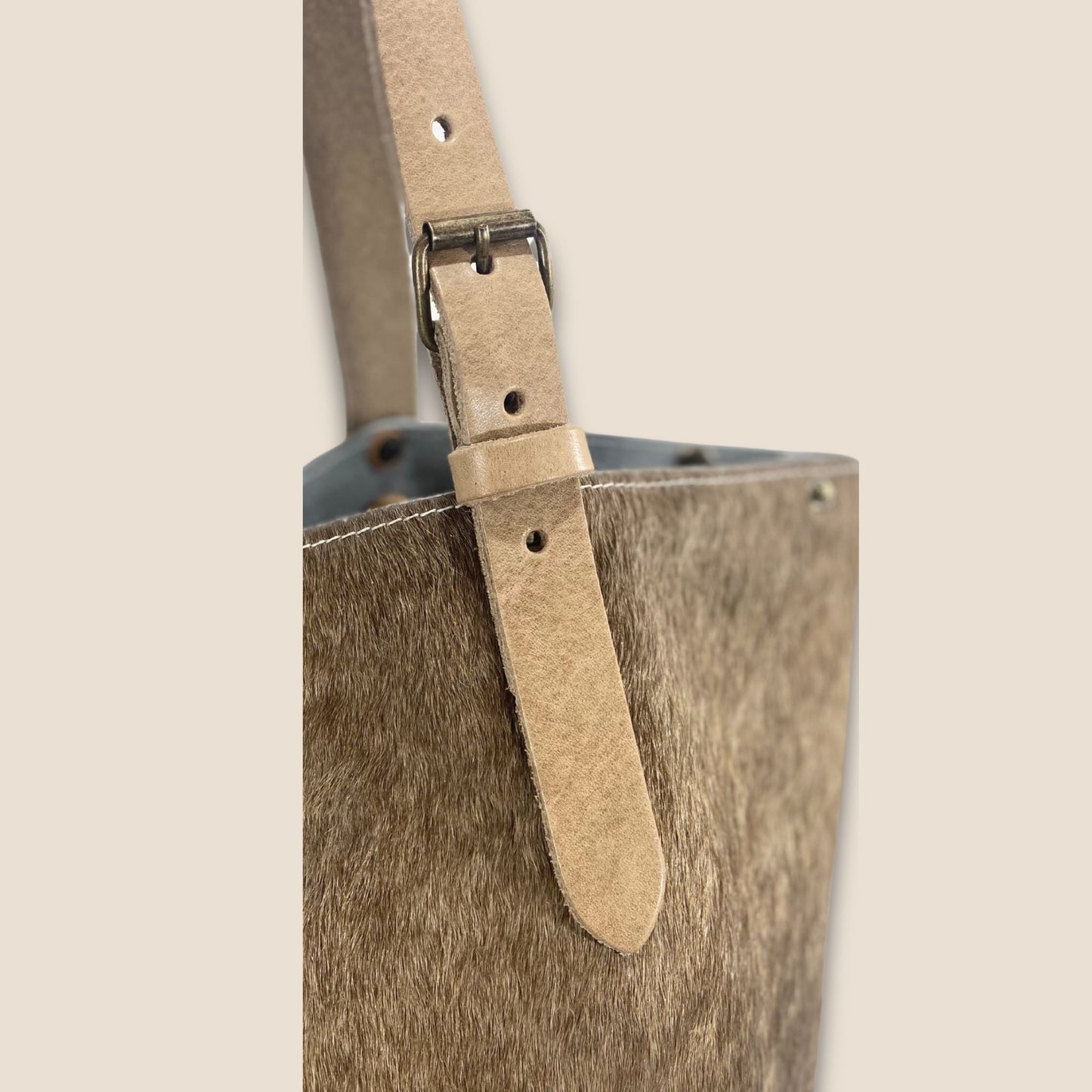 Gros plan sur l'anse en cuir noir du cabas Brown Swiss #13/134 – Labossa Atelier