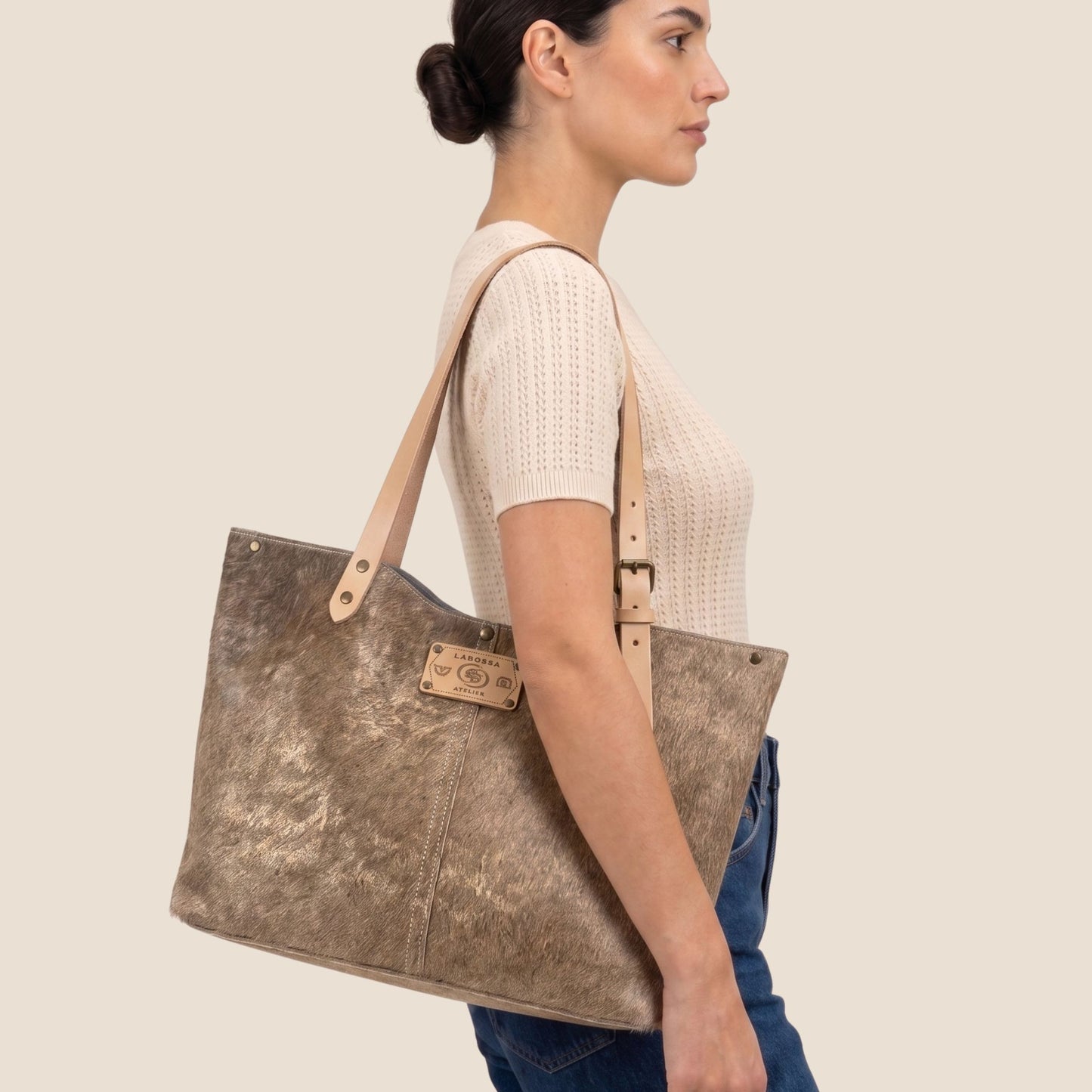 Cabas Brown Swiss #13/134 porté par un modèle – Labossa Atelier