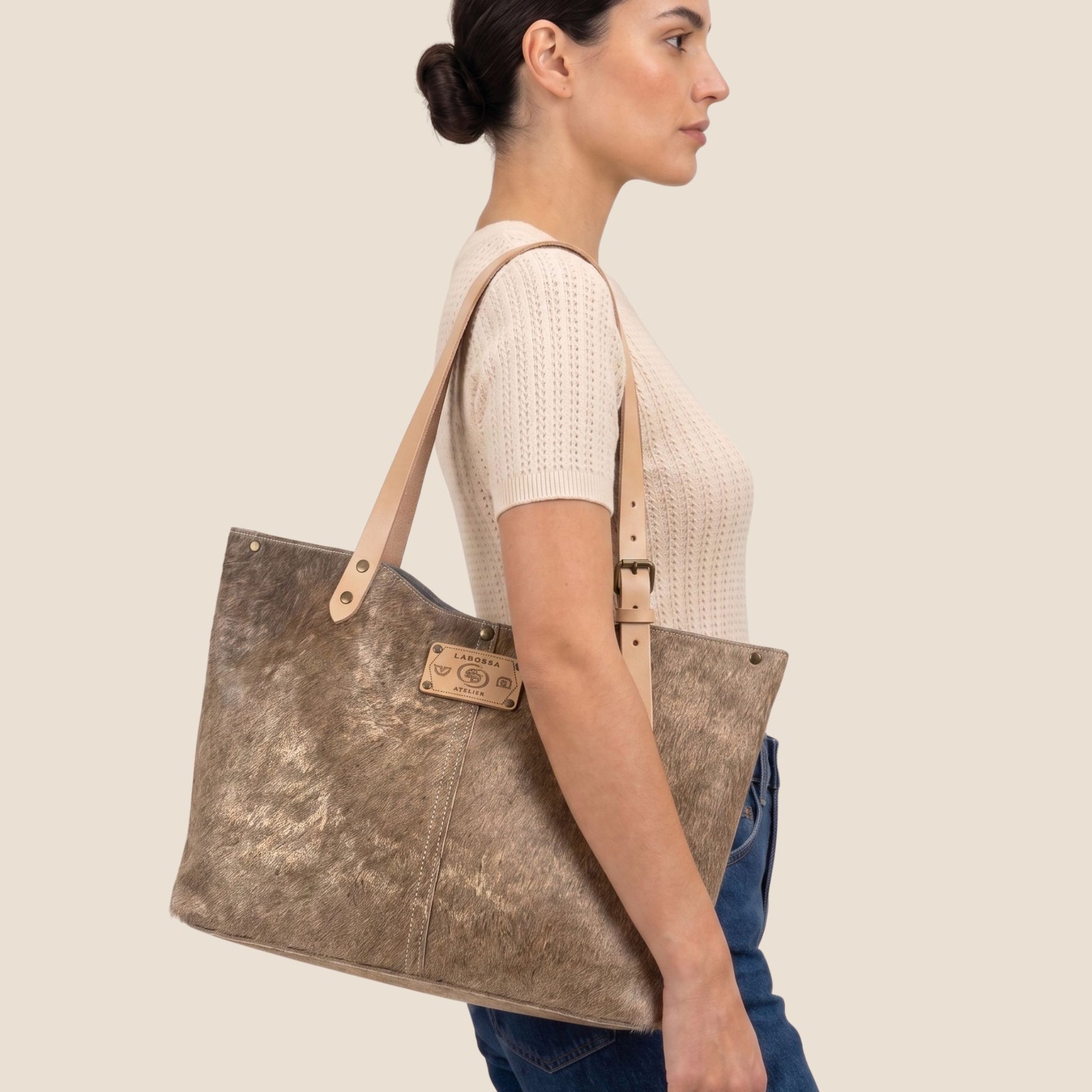 Cabas Brown Swiss #13/134 porté par un modèle – Labossa Atelier