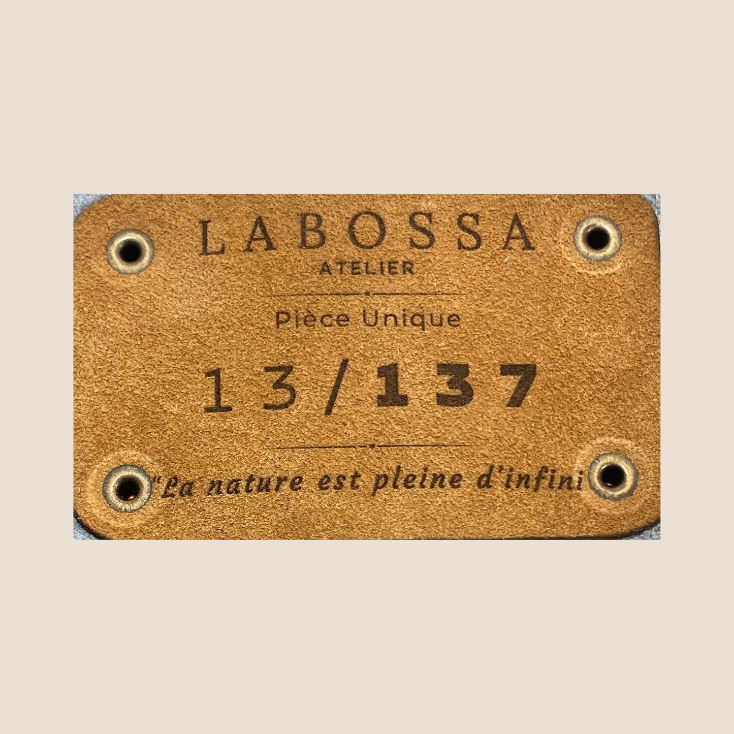 Gros plan sur l’étiquette intérieure Labossa Atelier indiquant “Pièce unique” et le numéro 13/137.