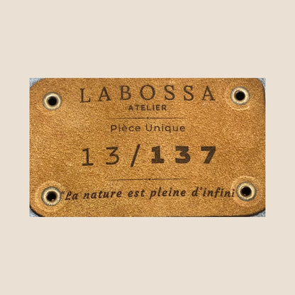 Gros plan sur l’étiquette intérieure Labossa Atelier indiquant “Pièce unique” et le numéro 13/137.