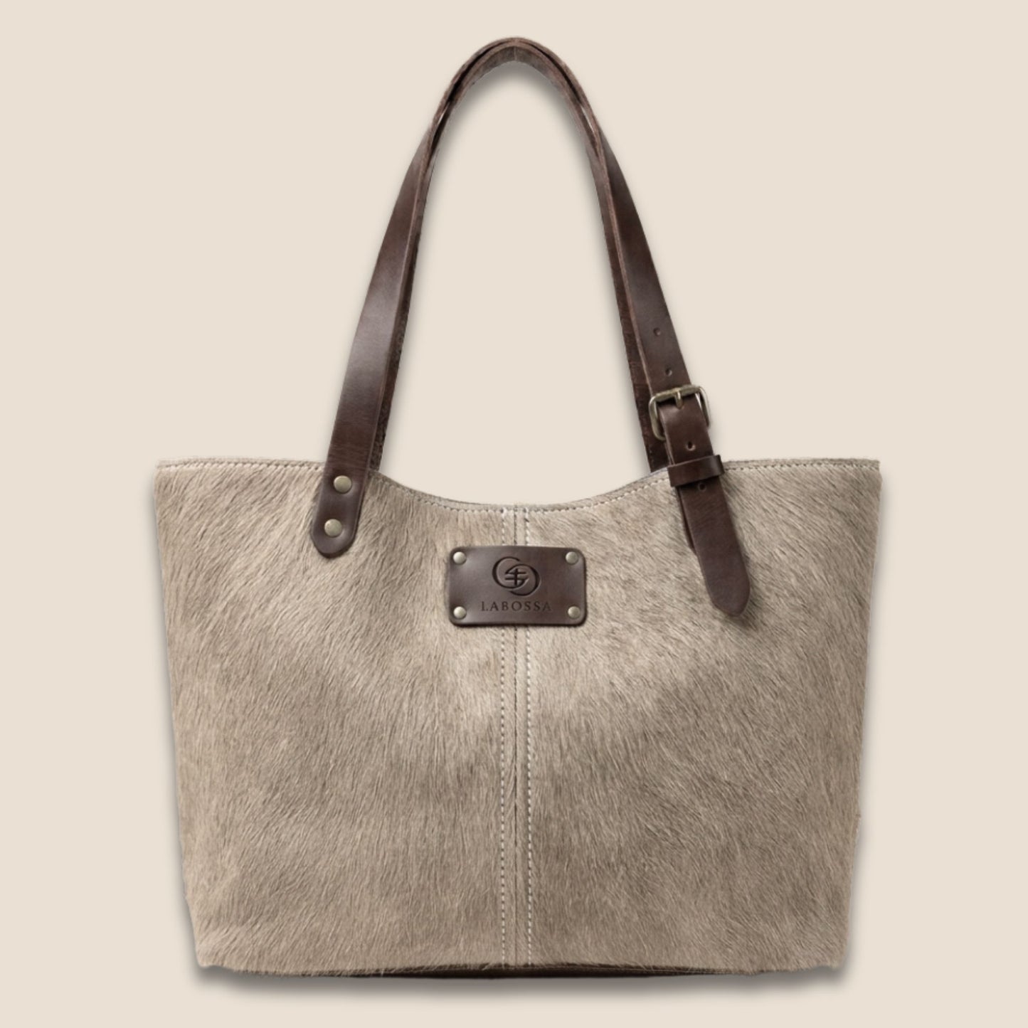 Cabas en peau de vache naturelle Brown Swiss #13/137 vu de face, avec lanières en cuir marron chocolat et plaque Labossa.