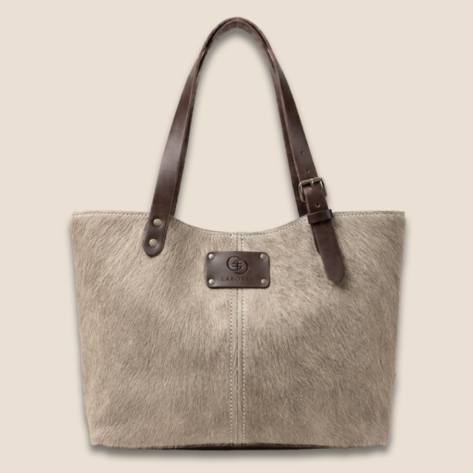 Cabas en peau de vache naturelle Brown Swiss #13/137 vu de face, avec lanières en cuir marron chocolat et plaque Labossa.