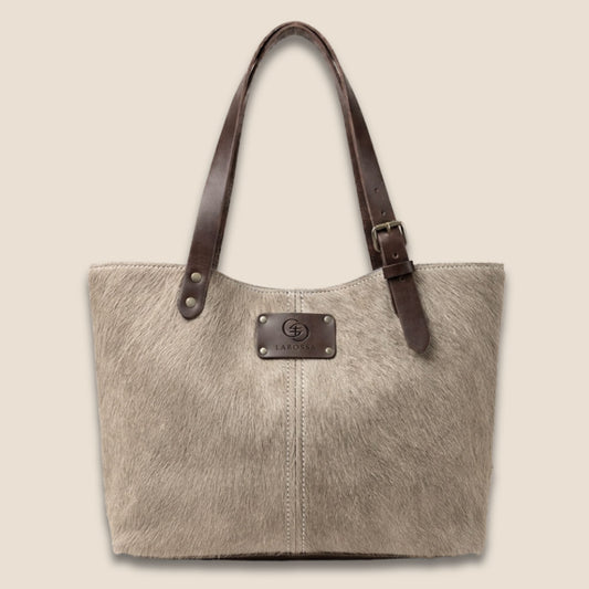 Cabas en peau de vache naturelle Brown Swiss #13/137 vu de face, avec lanières en cuir marron chocolat et plaque Labossa.