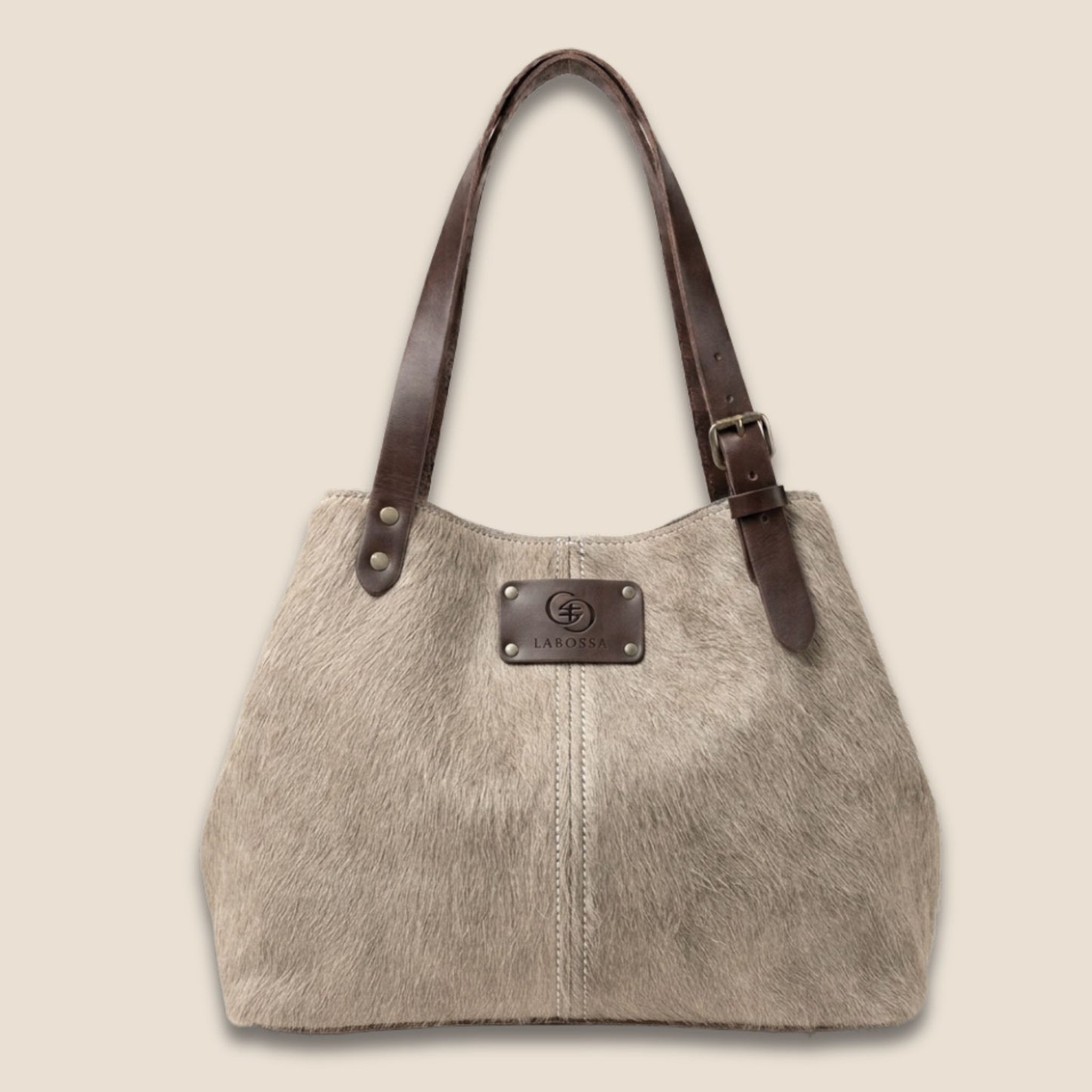 Vue de face resserrée du cabas Brown Swiss #13/137, avec sa peau beige subtilement mouchetée.
