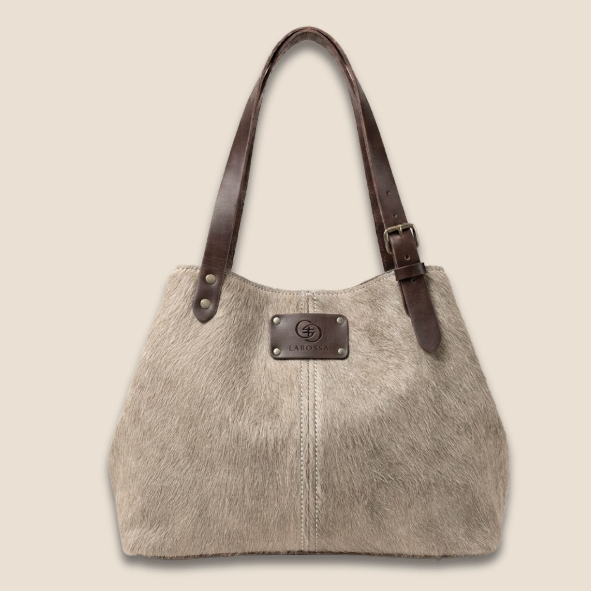 Vue de face resserrée du cabas Brown Swiss #13/137, avec sa peau beige subtilement mouchetée.