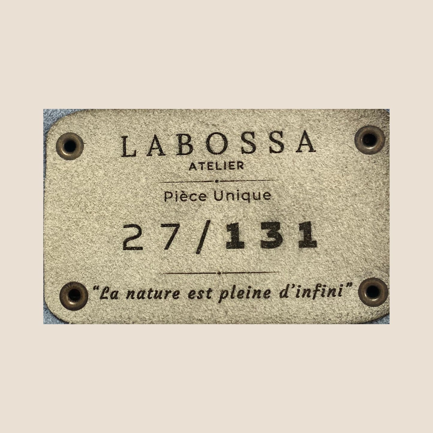 Numérotation intérieure gravée #27/131 – cabas Brown Swiss – Labossa Atelier