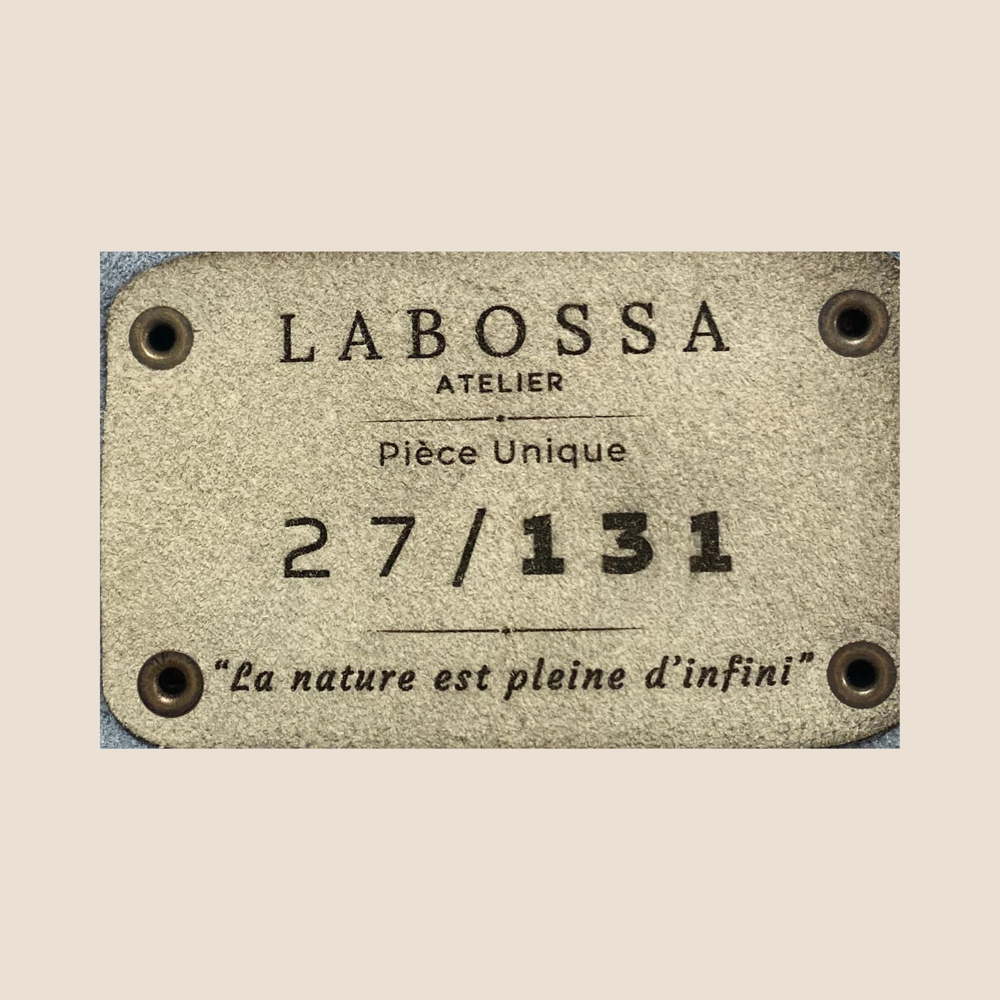 Numérotation intérieure gravée #27/131 – cabas Brown Swiss – Labossa Atelier