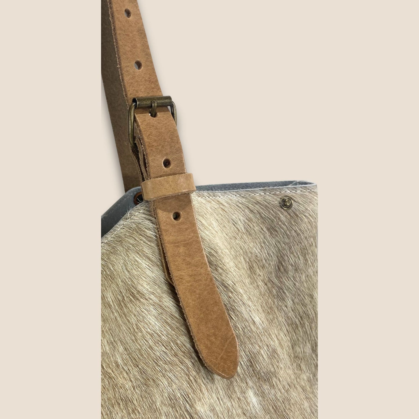 Gros plan lanière cuir naturel – cabas Brown Swiss fait main Roubaix – Labossa Atelier