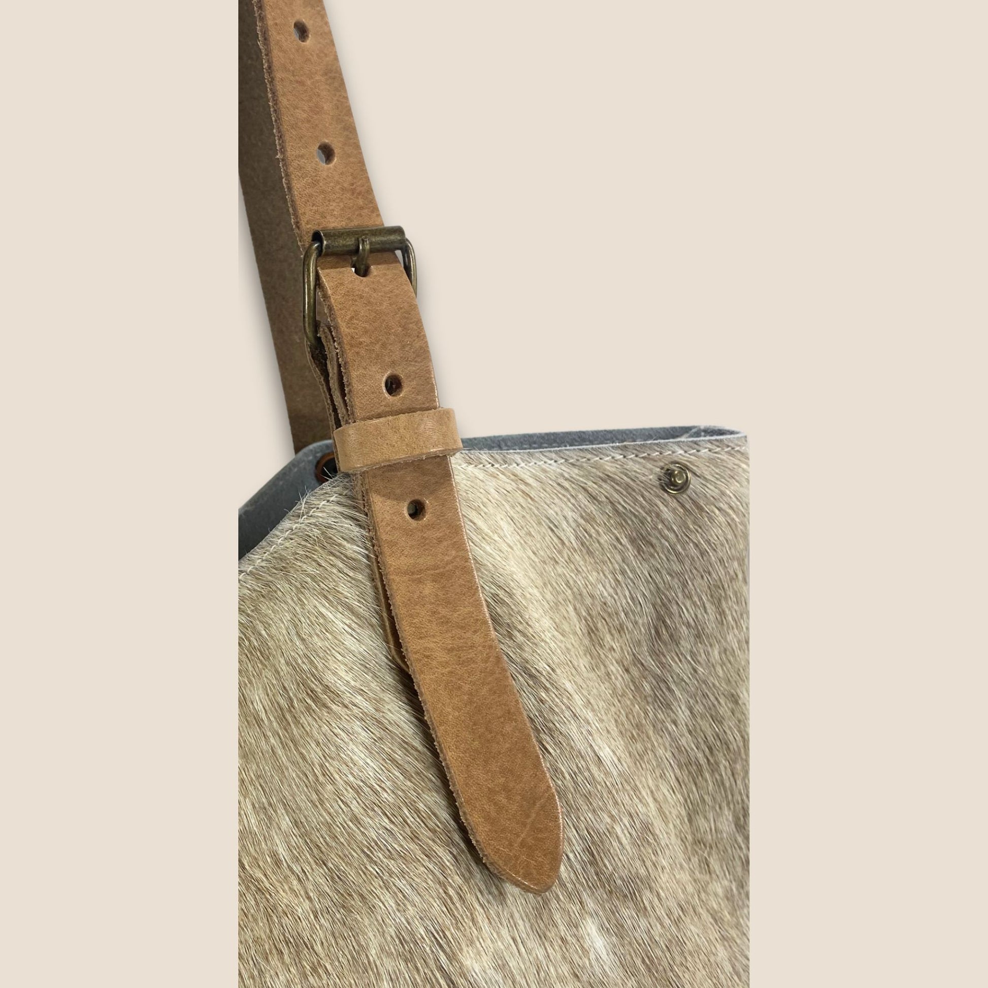 Gros plan lanière cuir naturel – cabas Brown Swiss fait main Roubaix – Labossa Atelier