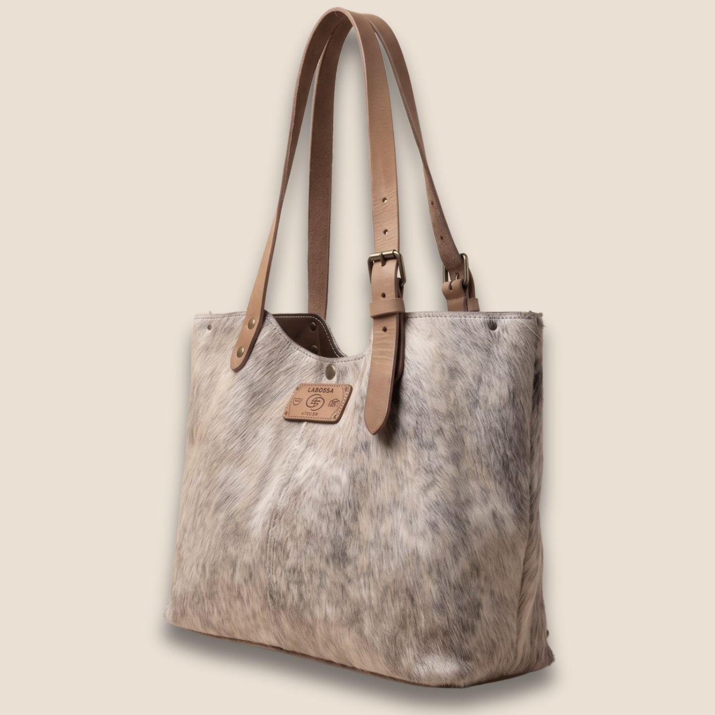 Cabas artisanal Brown Swiss naturelle – vue de profil – fond cuir naturel – Labossa Atelier