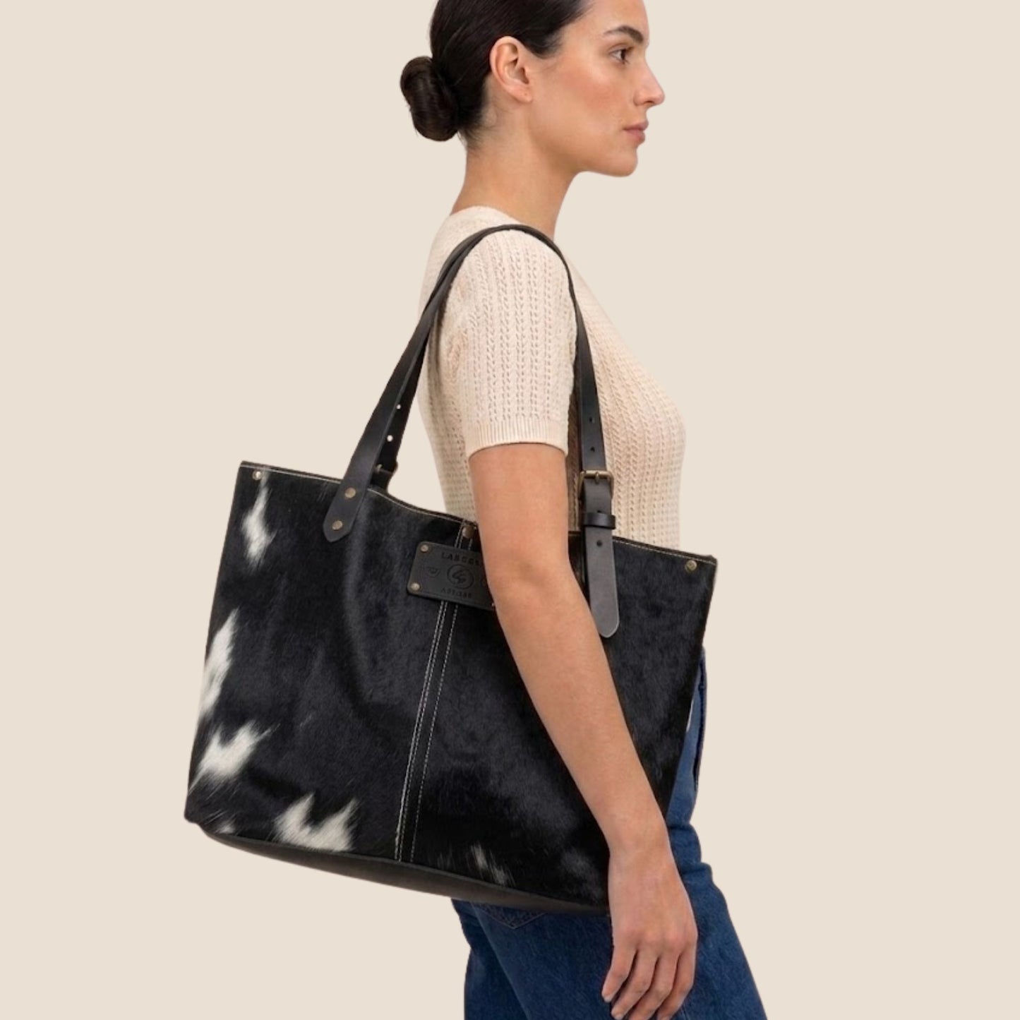 Cabas Holstein #13/130 porté par un modèle – Labossa Atelier