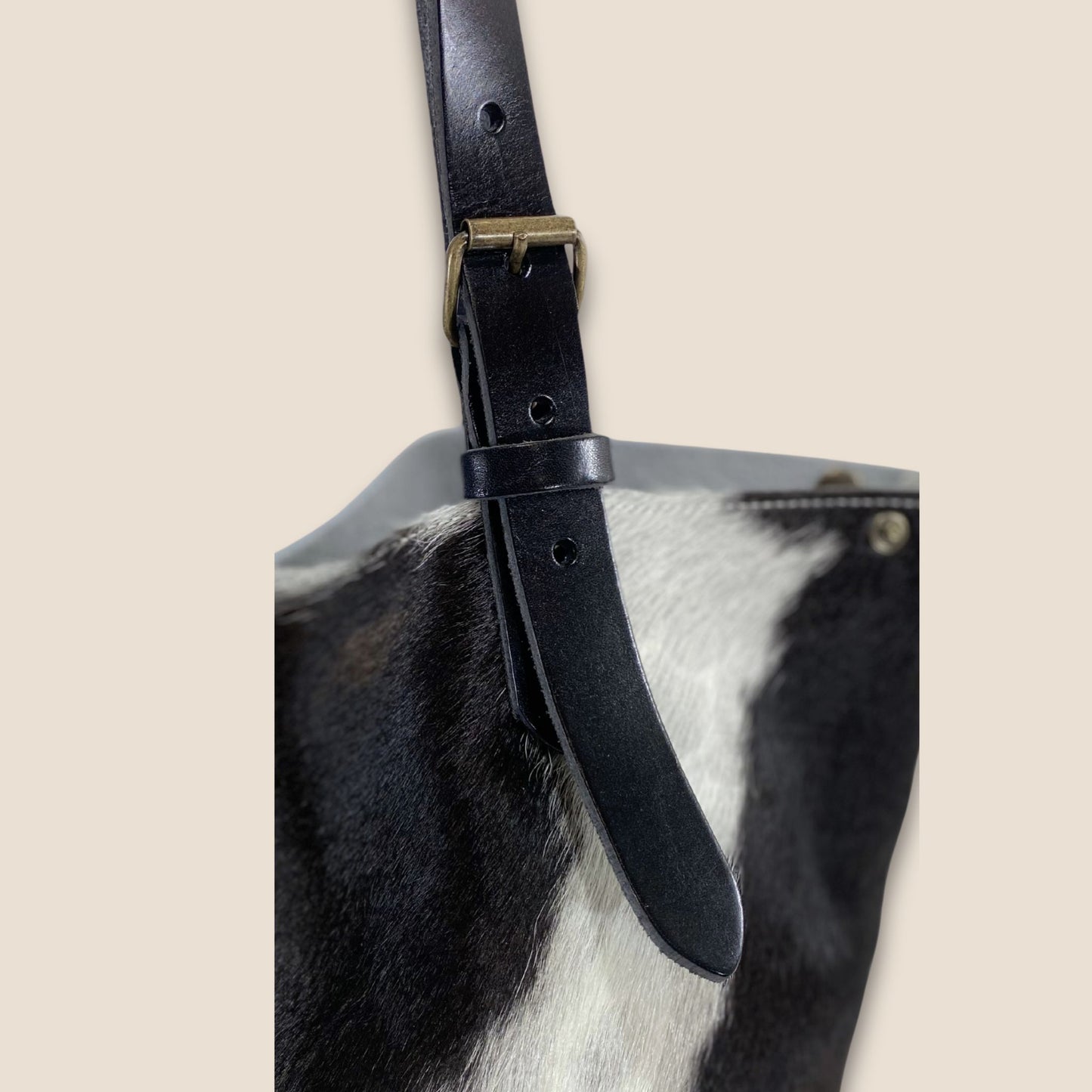 Gros plan lanière cuir noir – cabas Holstein fait main Roubaix – Labossa Atelier