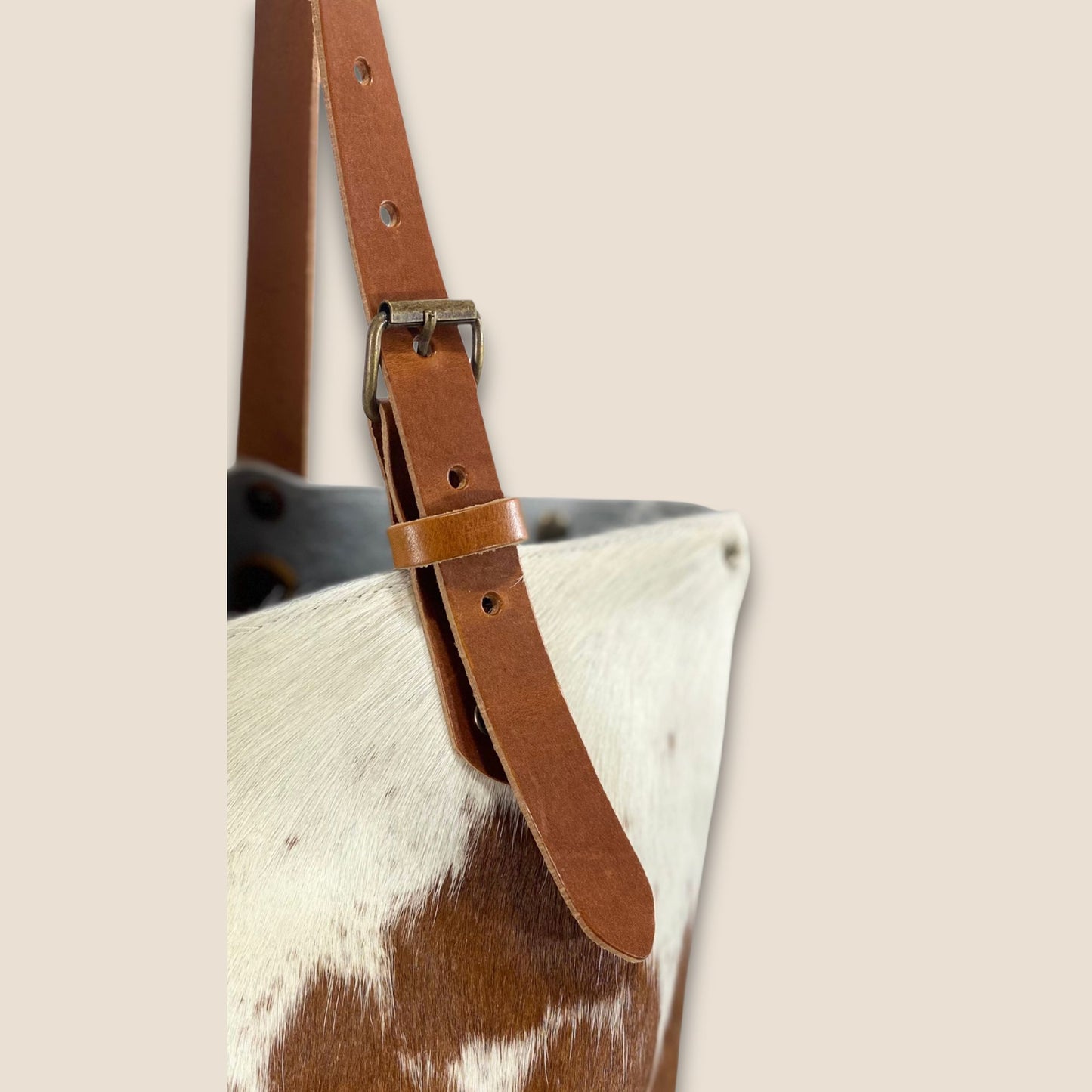 Gros plan lanière réglable cuir box cognac– cabas Montbéliarde N°27/133