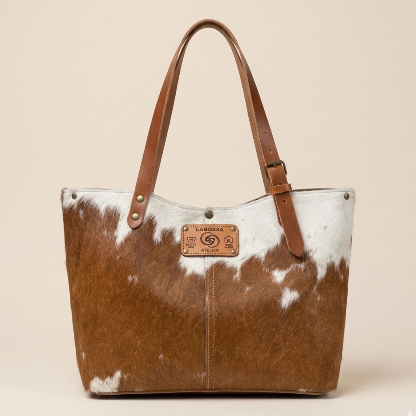 Cabas peau de vache Montbéliarde N°27/133 – vue de face, marron clair et blanc naturels