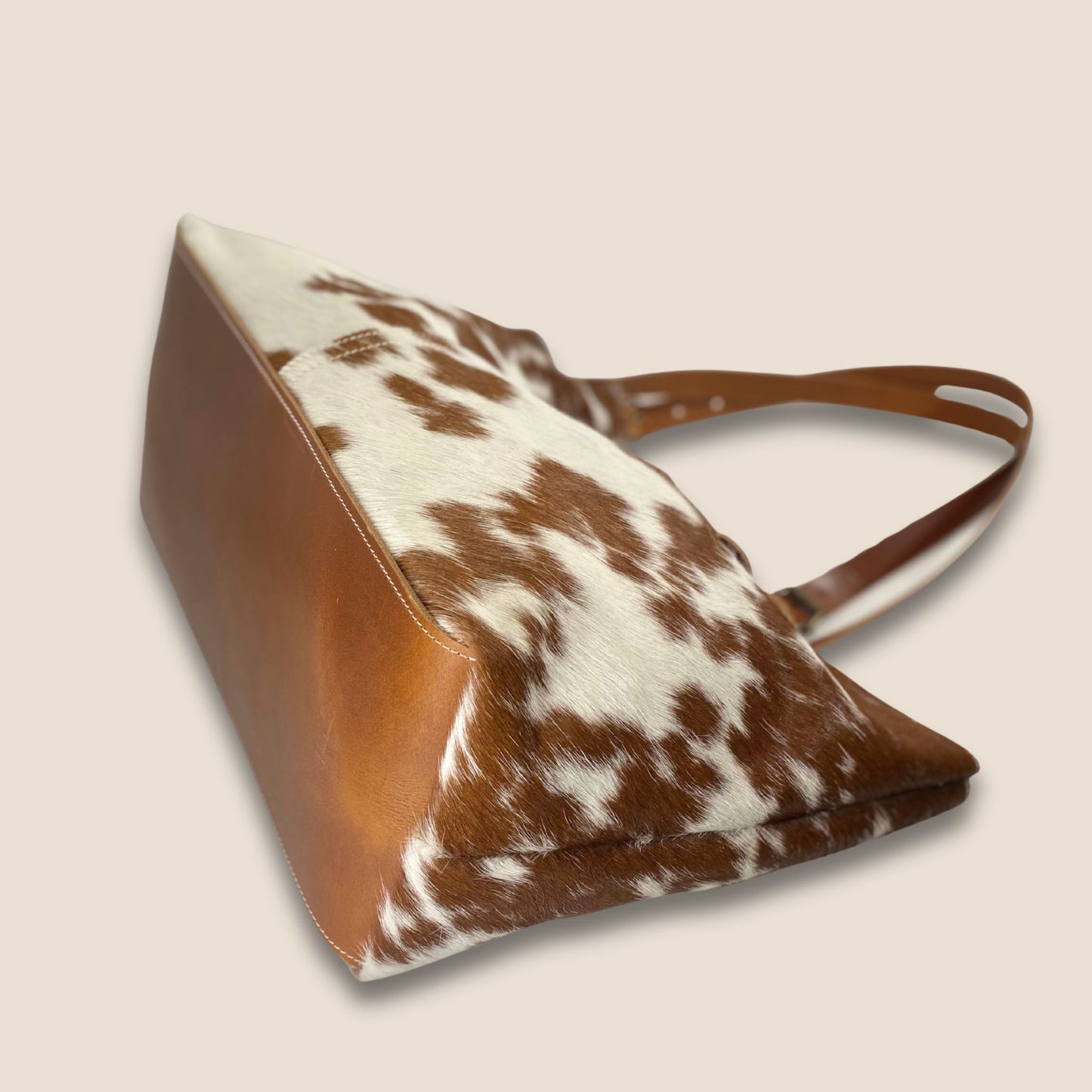 Cabas peau de vache Montbéliarde N°27/134 – détail fond cuir box cognac – Labossa Atelier