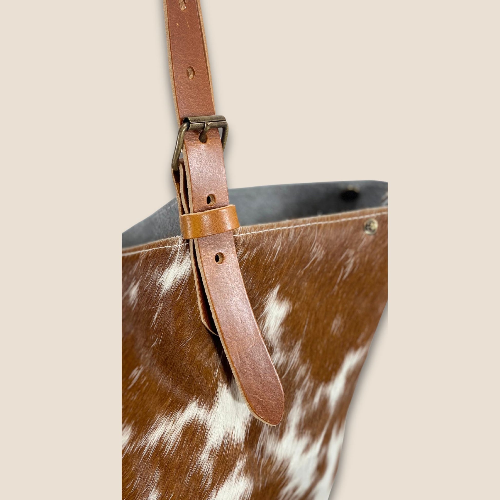 Cabas peau de vache Montbéliarde N°27/134 – détail lanière cuir box – Labossa Atelier