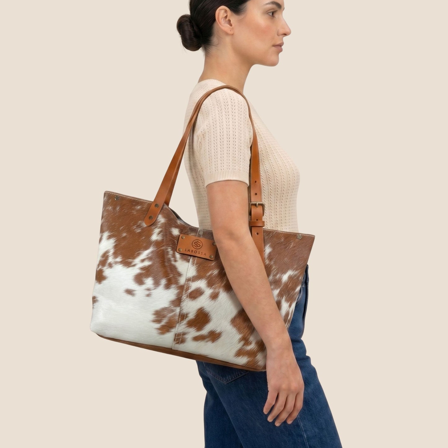 Cabas peau de vache Montbéliarde N°27/134 – porté modèle – Labossa Atelier