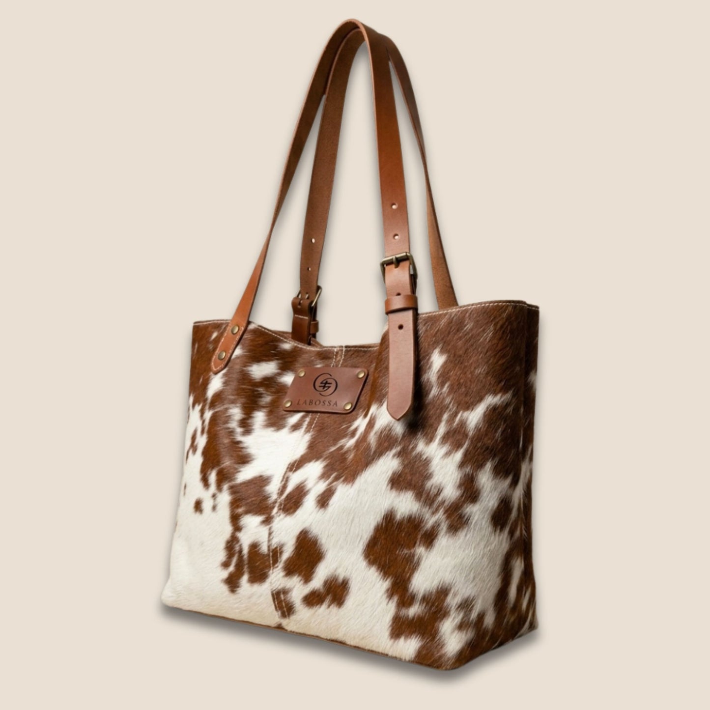 Cabas peau de vache Montbéliarde N°27/134 – vue de trois quarts – Labossa Atelier