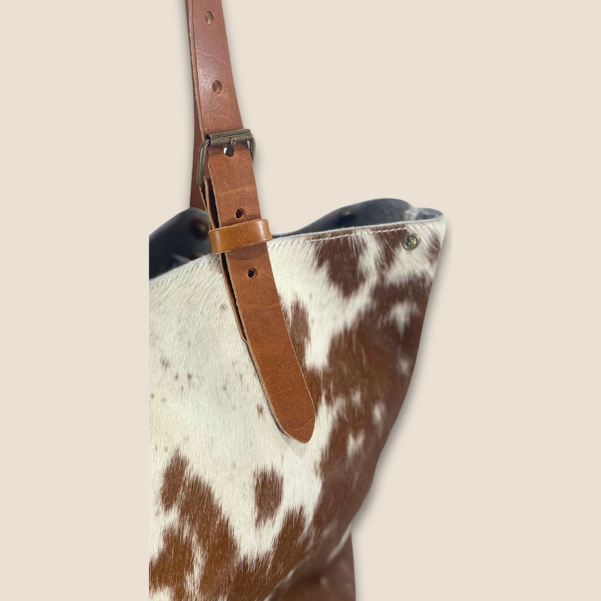 Cabas peau de vache Montbéliarde N°13/129 – détail lanière cuir box – Labossa Atelier