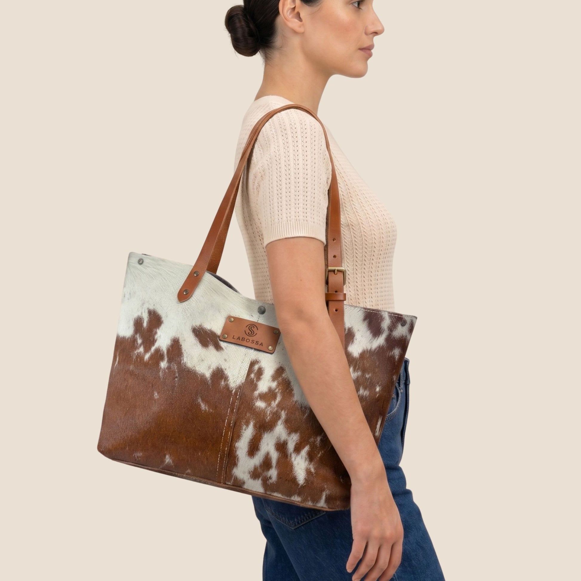 Cabas peau de vache Montbéliarde N°13/129 – porté modèle – Labossa Atelier