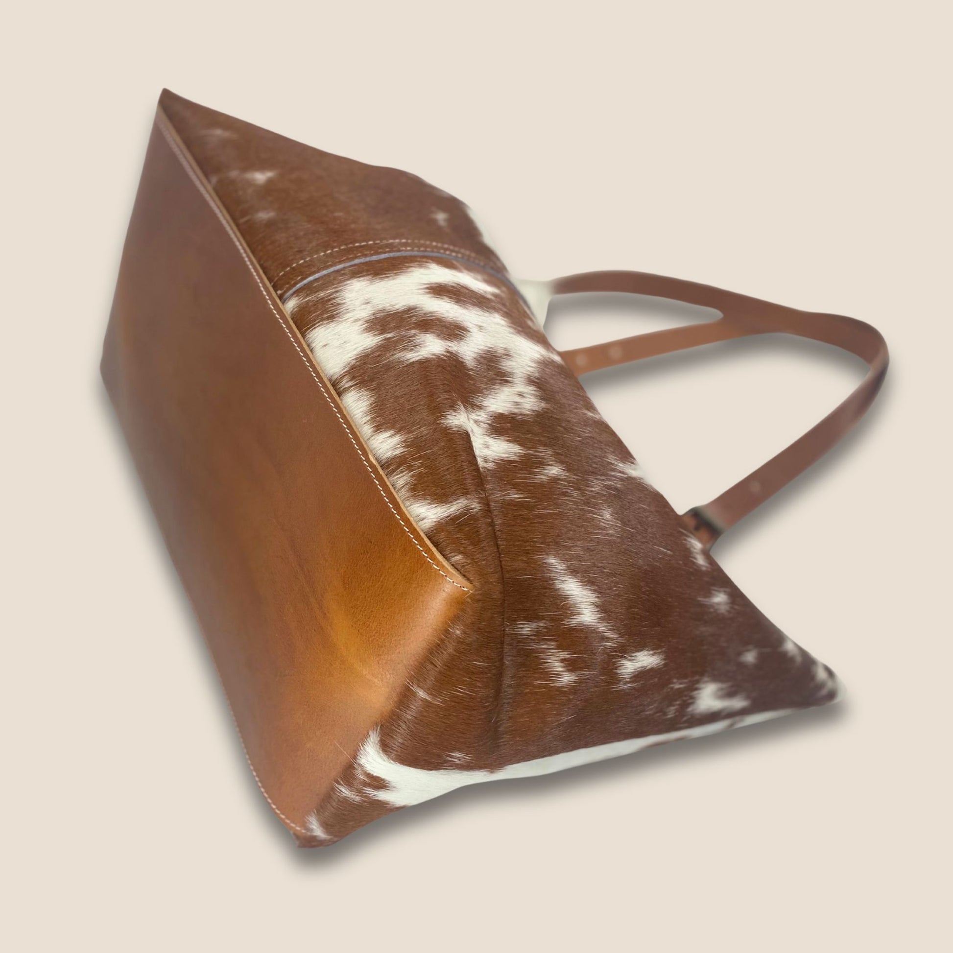 Cabas peau de vache Montbéliarde N°13/129 – détail fond cuir box cognac – Labossa Atelier