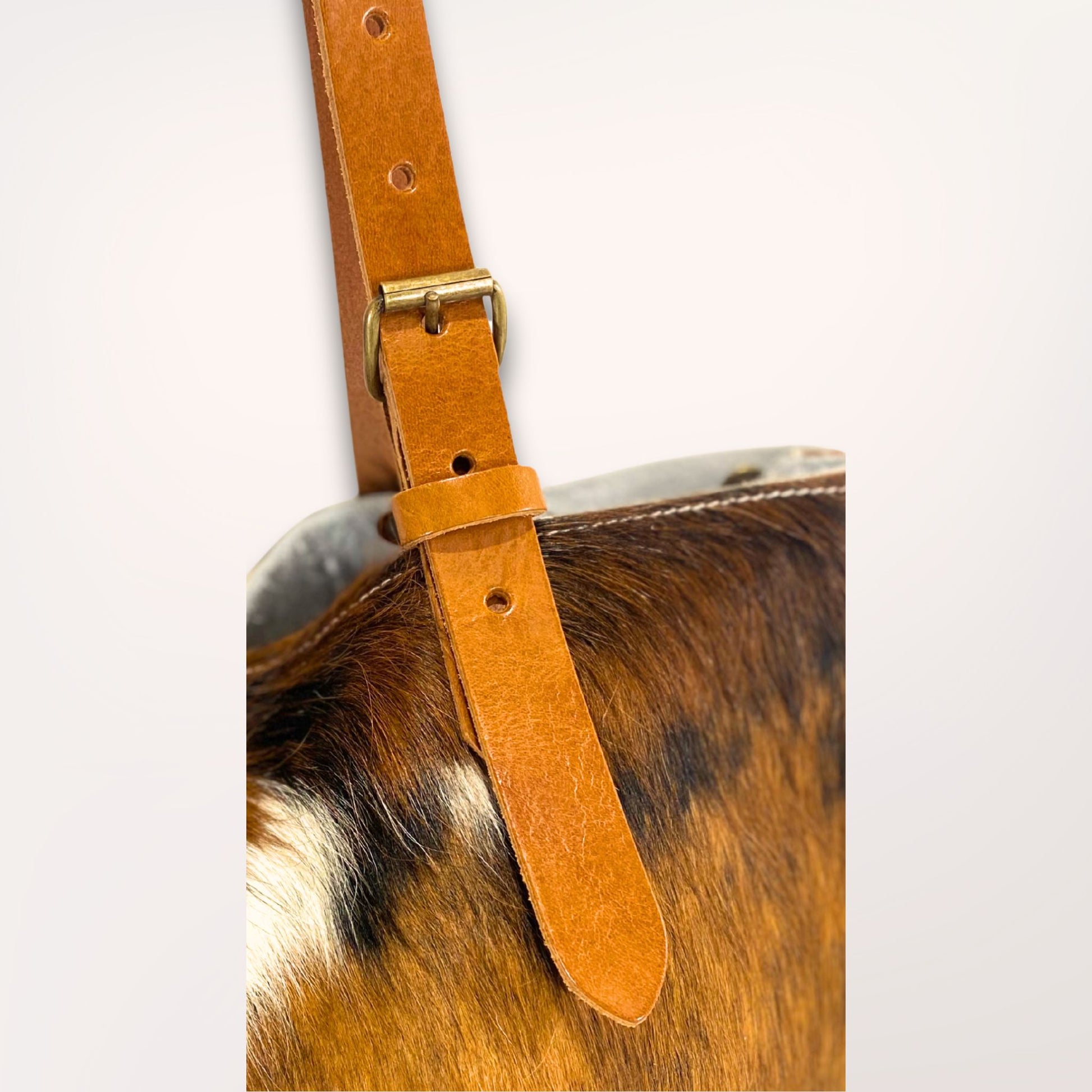 Cabas artisanal Labossa modèle 27111 en peau de vache normande lanière