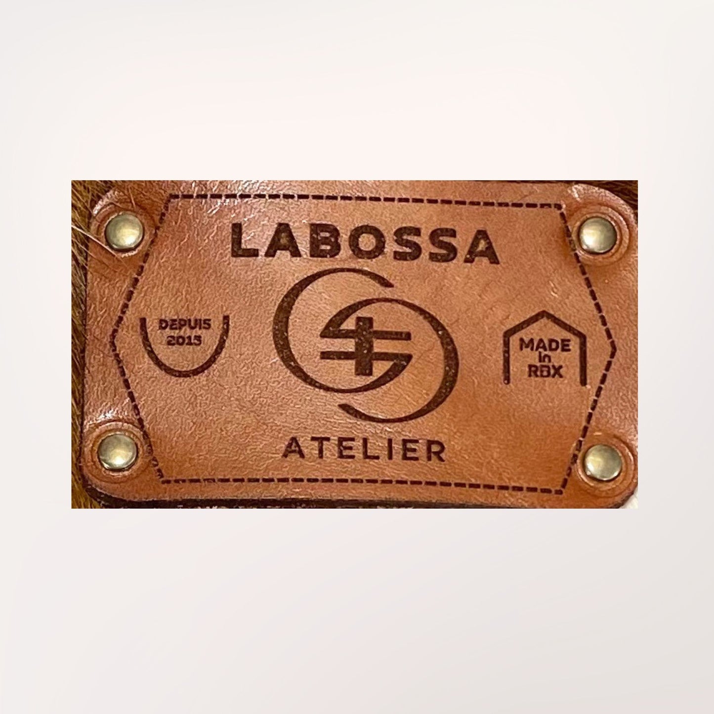 Cabas artisanal Labossa modèle 27111 en peau de vache normande patch exterieur
