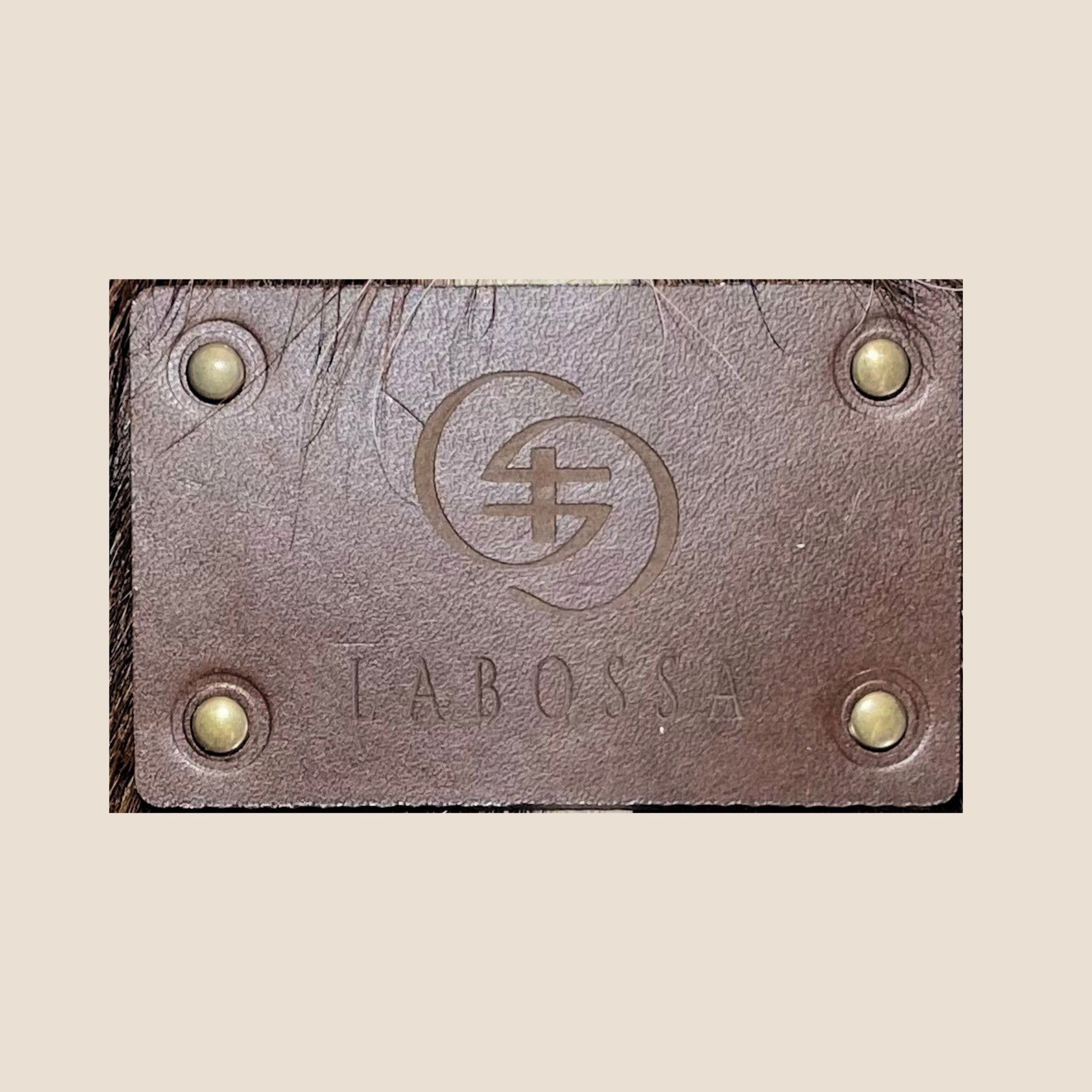 Détail du patch extérieur du cabas en peau de vache normande #13/136