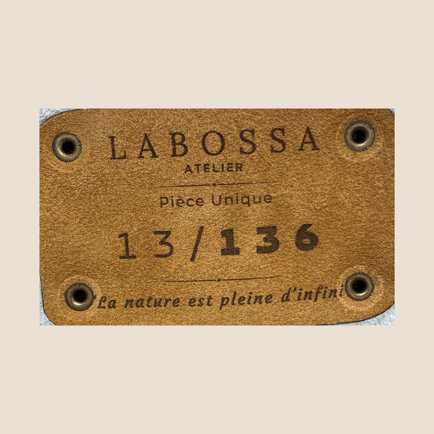 Détail du patch intérieur du cabas en peau de vache normande #13/136