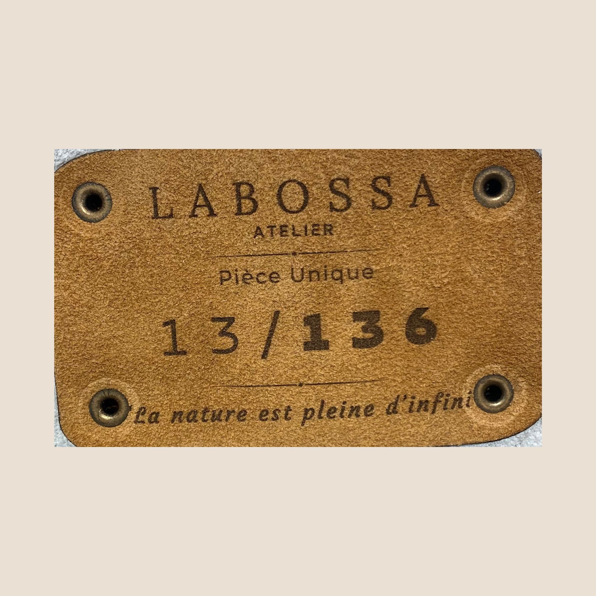 Détail du patch intérieur du cabas en peau de vache normande #13/136