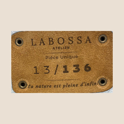 Détail du patch intérieur du cabas en peau de vache normande #13/136