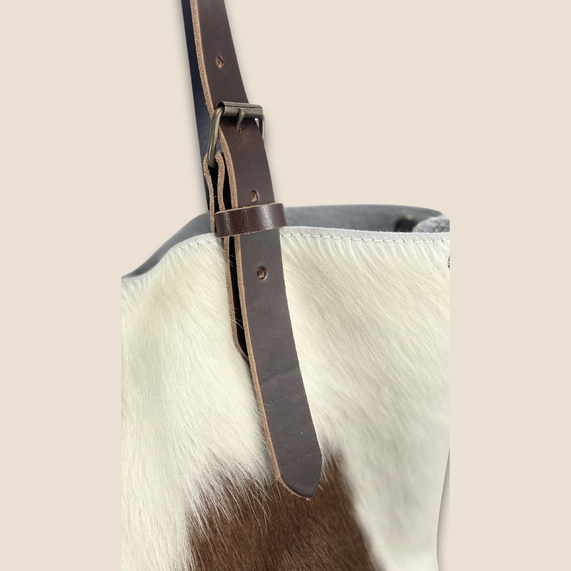 Détail des lanières et finitions en cuir marron chocolat du cabas #13/150
