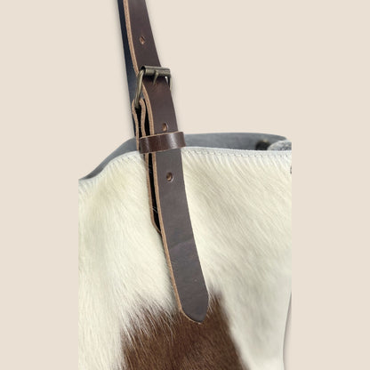Détail des lanières et finitions en cuir marron chocolat du cabas #13/150