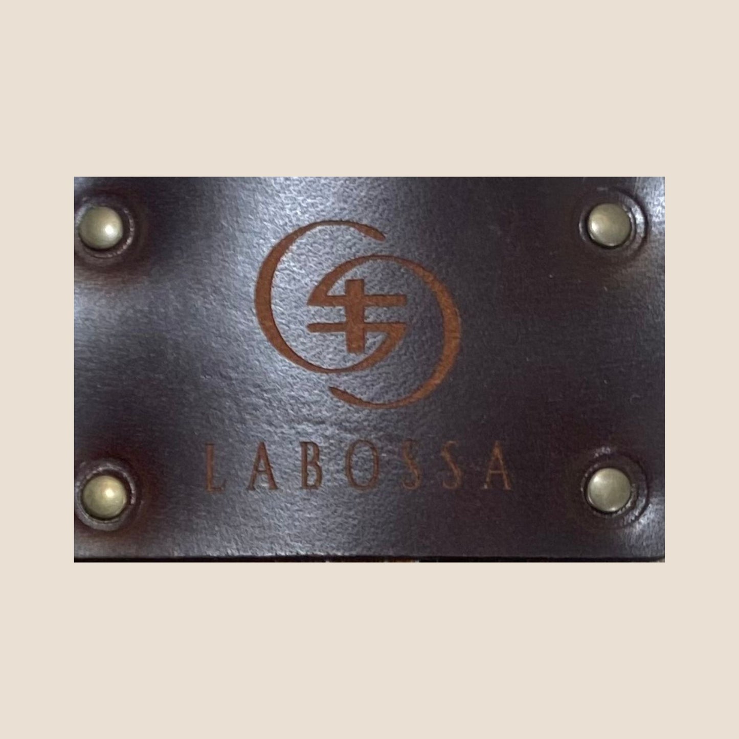 Patch en cuir gravé du logo Labossa sur l'extérieur du cabas #13/150