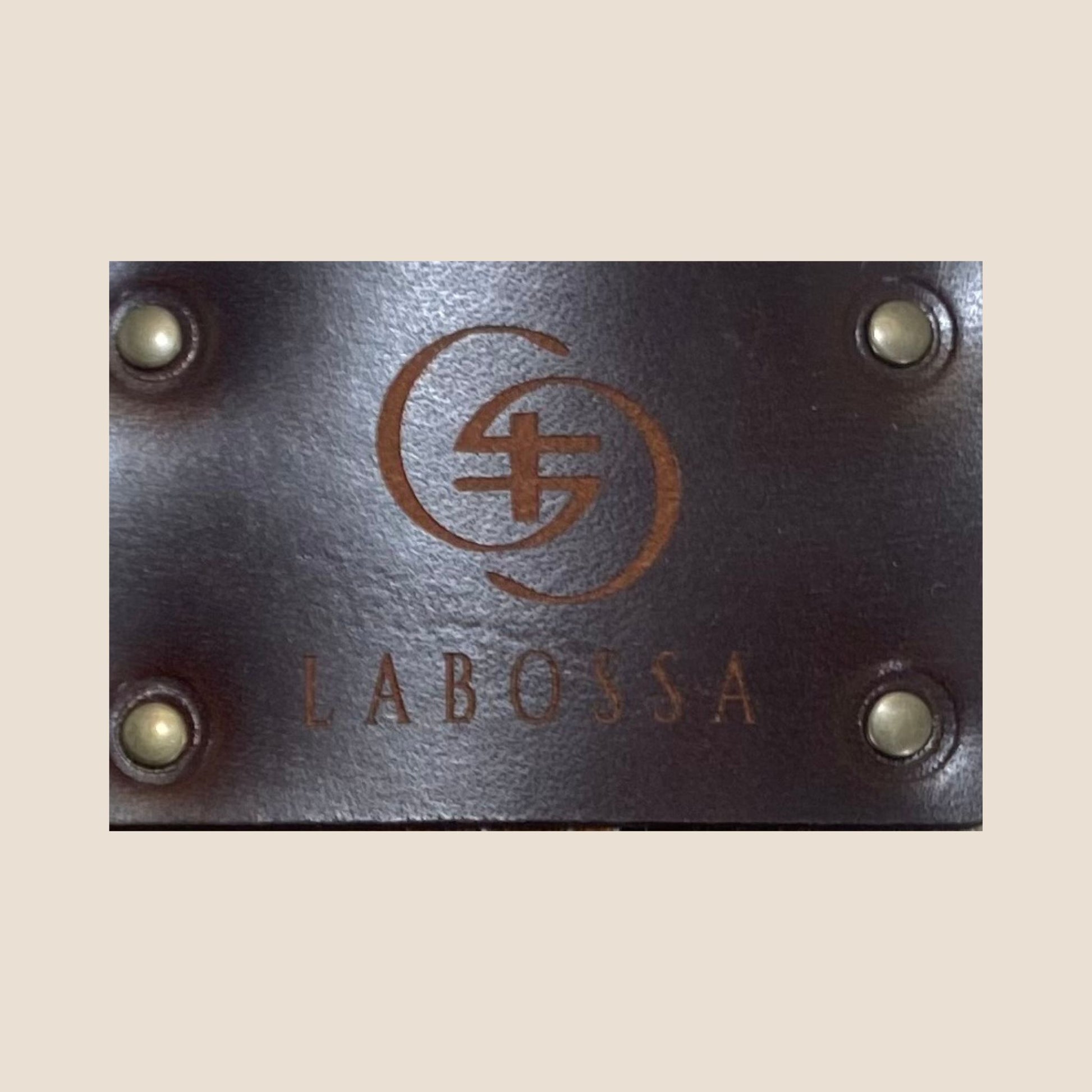 Patch en cuir gravé du logo Labossa sur l'extérieur du cabas #13/150